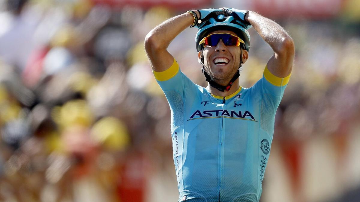 Omar Fraile festeja su mejor victoria, la lograda en Mende en el Tour de 2018.