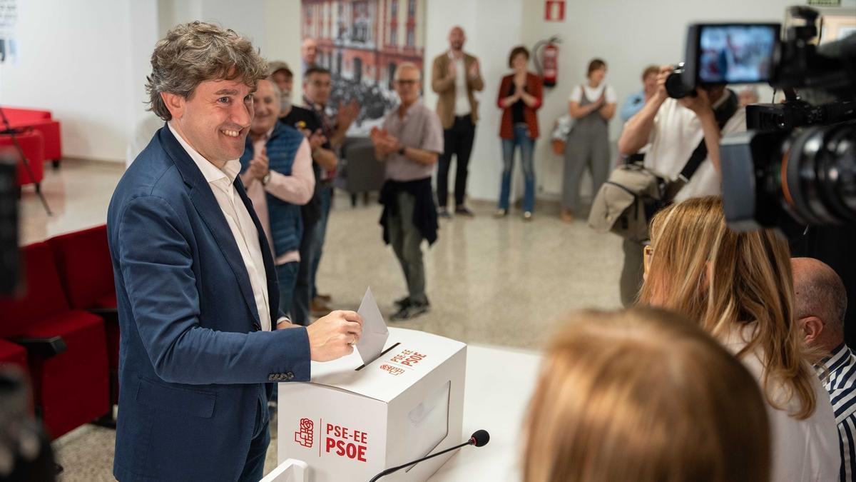 El secretario general del PSE, Eneko Andueza, vota en la Agrupación Socialista de Eibar.