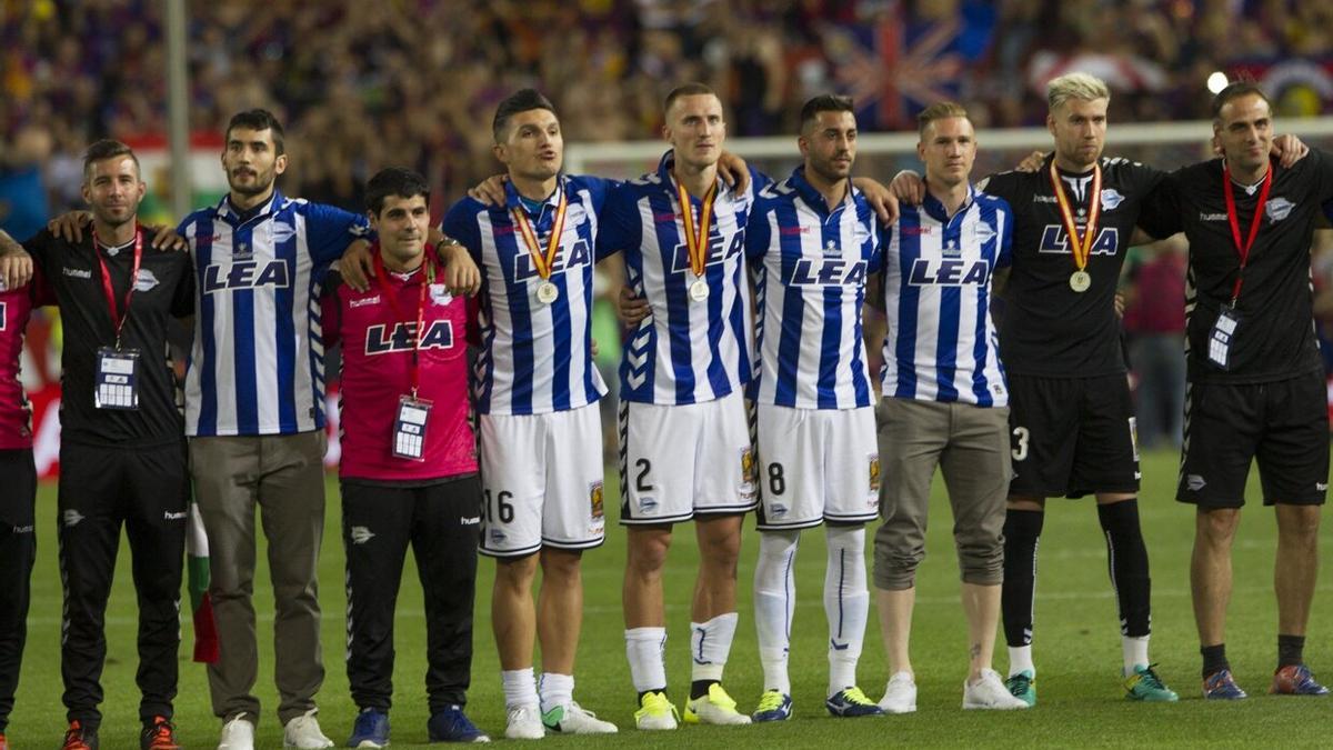 Rodrigo Ely, junto a Einar, Dani Torres, Camarasa, Raúl García y Ortolá, al término de la final de Copa frente al Barça en el Vicente Calderón.