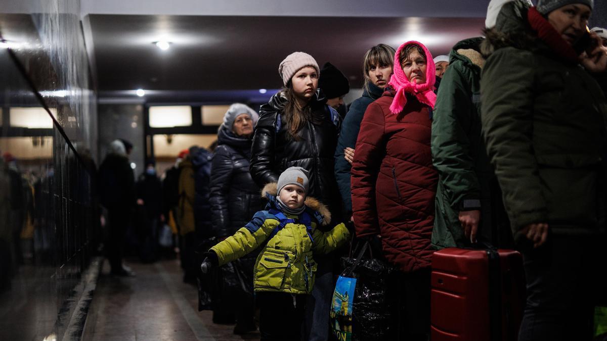 Imagen de archivo de refugiados ucranianos abandonando el país en 2022.
