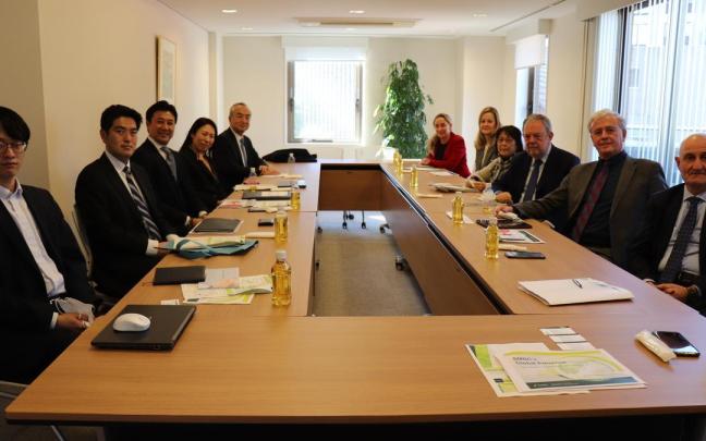 Los directivos del banco Sumitomo y la delegaci&oacute;n vasca, durante el encuentro.
