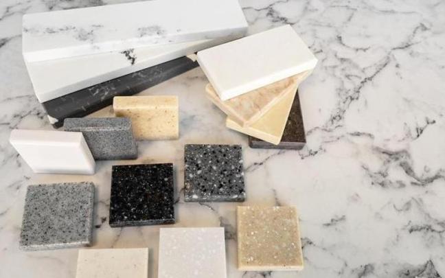Varias muestras de piedras artificiales para las encimeras.