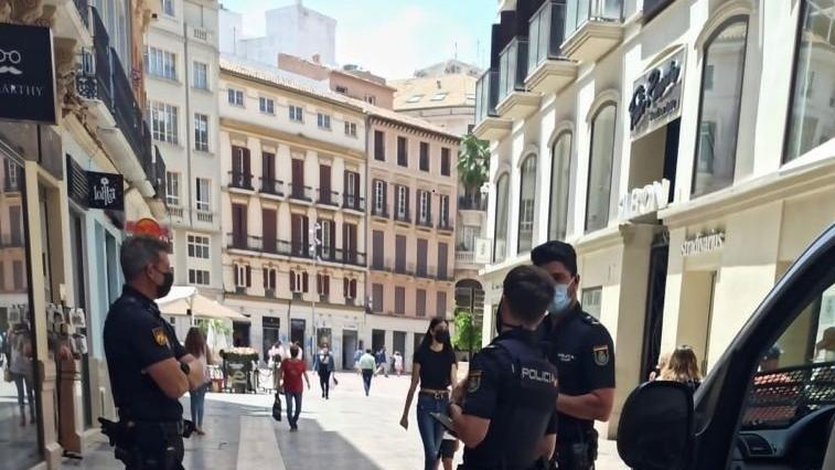Agentes de la Policía Nacional en el centro de Málaga.