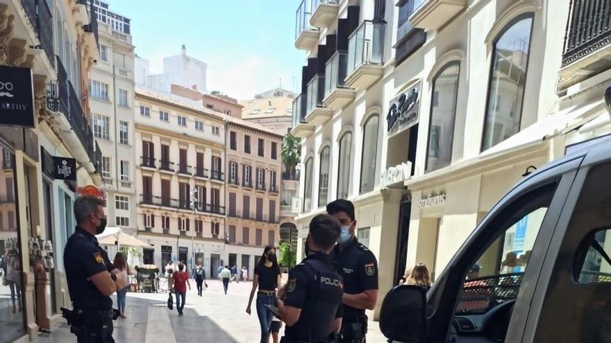 Agentes de la Policía Nacional en el centro de Málaga.