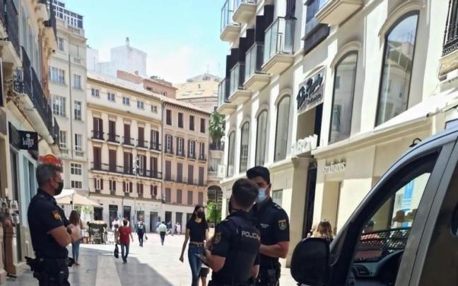 Agentes de la Policía Nacional en el centro de Málaga.