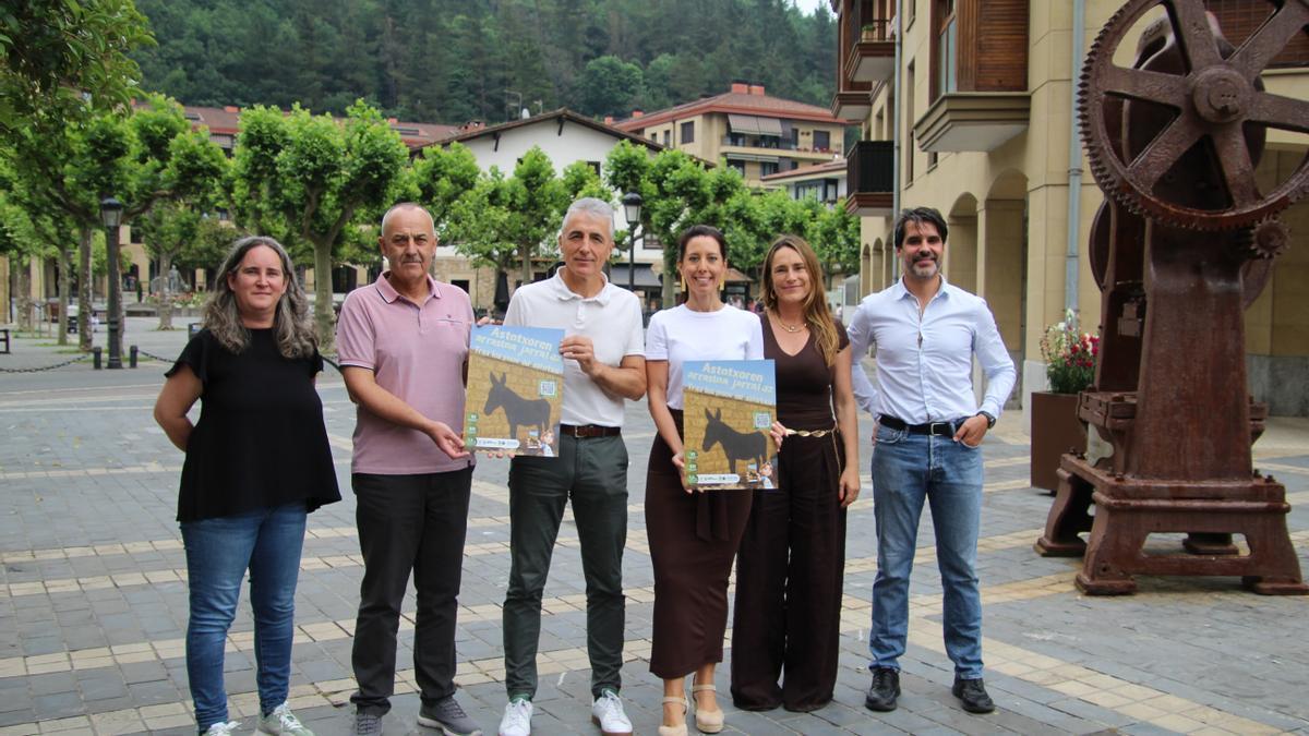 Presentación en Lazkao de la gymkana digital 'Astotxoaren arrastoa jarraituz'.