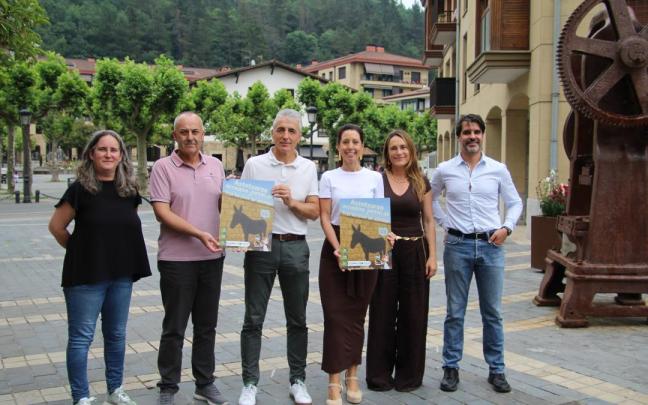 Presentación en Lazkao de la gymkana digital 'Astotxoaren arrastoa jarraituz'.