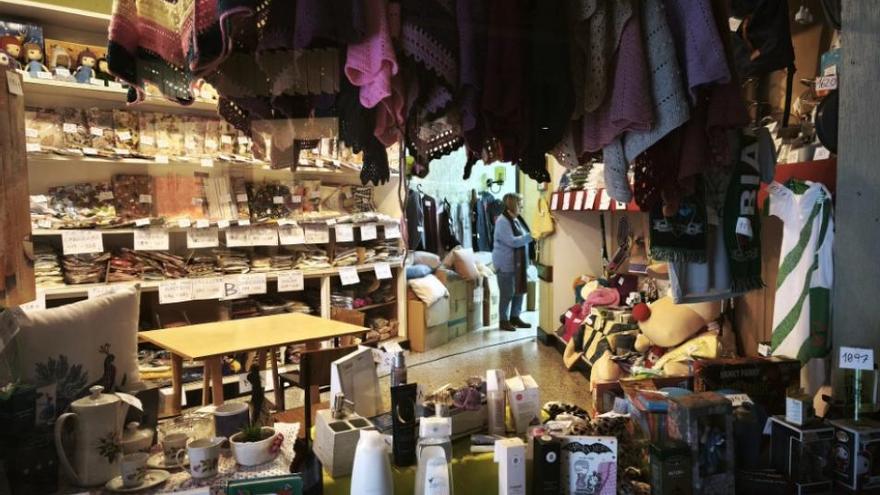 Algunos de los artículos confeccionados y donados para la tómbola solidaria.