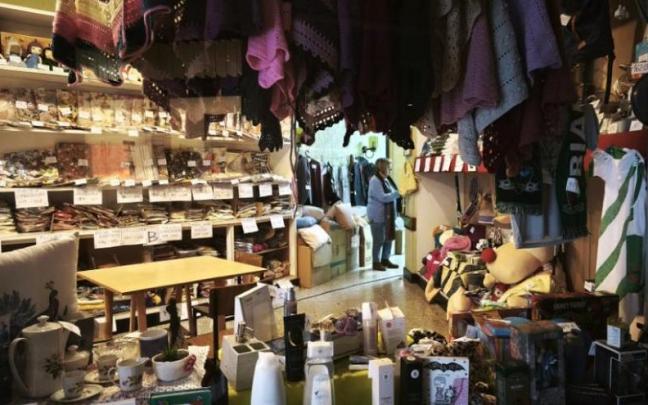 Algunos de los artículos confeccionados y donados para la tómbola solidaria.