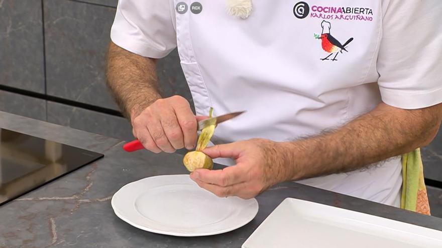 Para pelar los higos, puedes cortar debajo de la rama y tirar delicadamente de la piel.