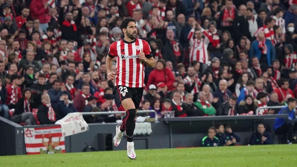 Raúl García, durante el partido de vuelta de las semifinales de la Copa contra Osasuna en San Mamés.