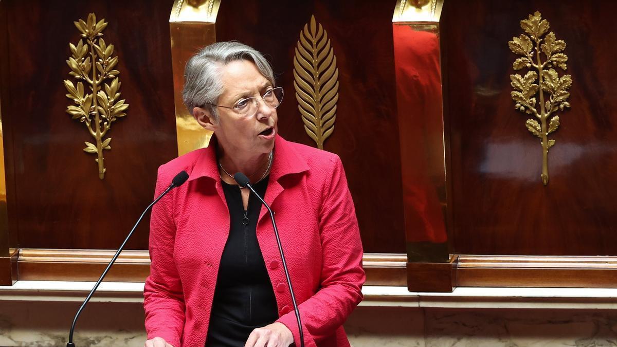 Élisabeth Borne durante el debate de la decimoséptima moción de censura conta el Gobierno francés.