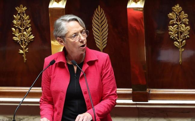 Élisabeth Borne durante el debate de la decimoséptima moción de censura conta el Gobierno francés. Élisabeth Borne durante el debate de la decimoséptima moción de censura conta el Gobierno francés.