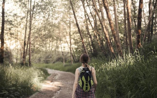 Un paseo por la naturaleza, en una imagen de archivo.