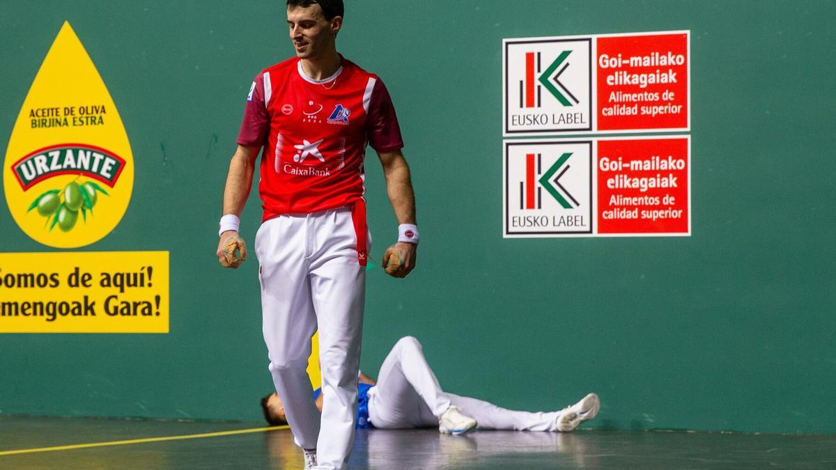Altuna III gana a Jon Ander Peña en la final del Cuatro y Medio de San Fermín. Altuna III gana a Jon Ander Peña en la final del Cuatro y Medio de San Fermín.