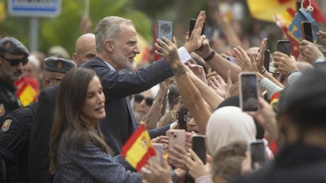 Felipe VI y Letizia saludan a los ceutíes durante la visita de este martes