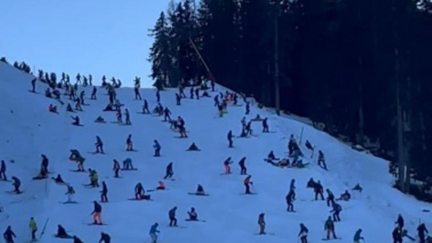 Decenas de esquiadores, intentando descender la pista de Ischgl (Austria).