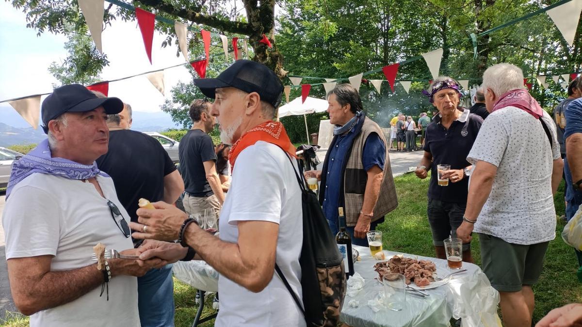 Varios invitados, disfrutando de la fiesta.