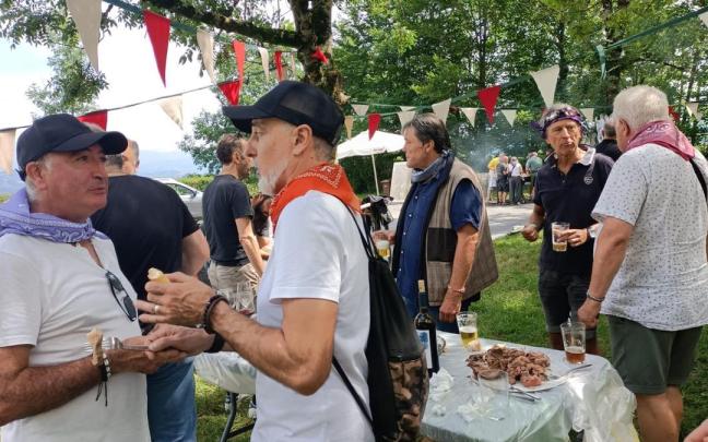 Varios invitados, disfrutando de la fiesta.