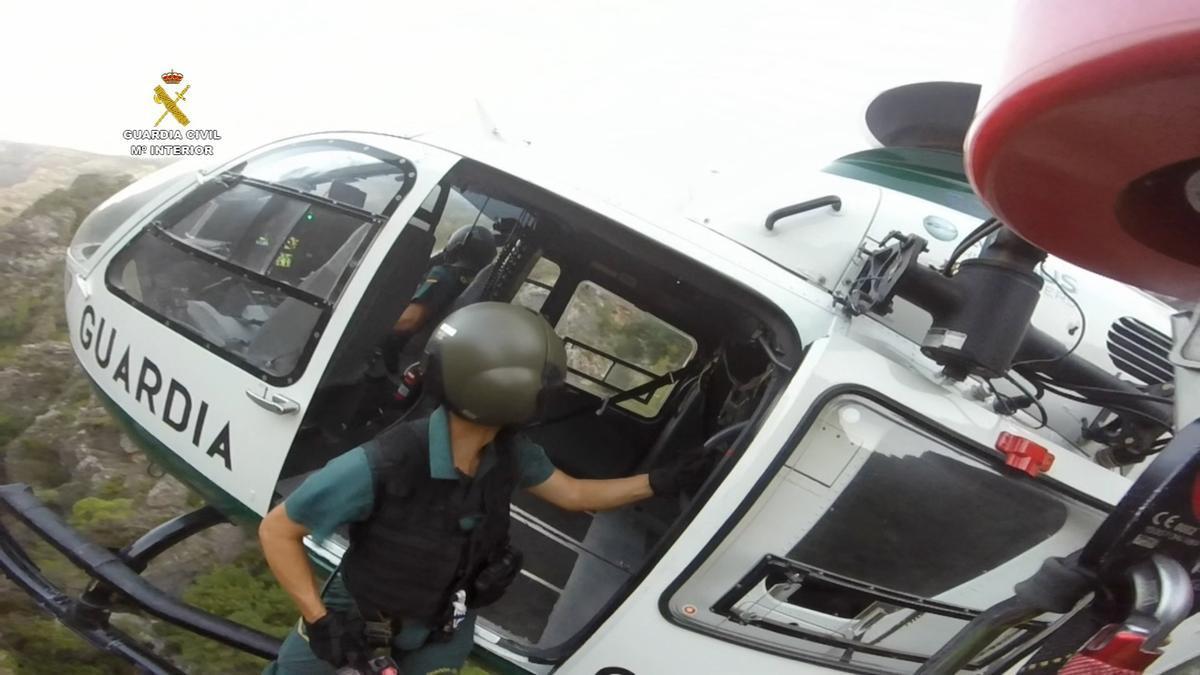 Helicóptero de la Guardia Civil durante una operación de rescate