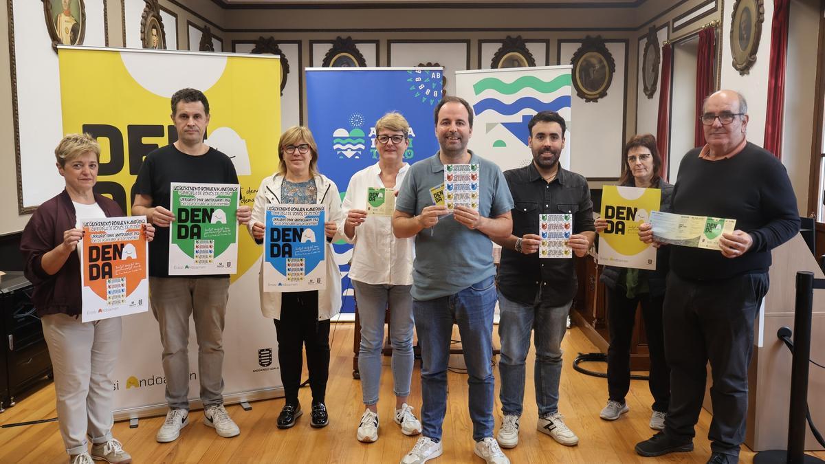 Representantes del Ayuntamiento y comerciantes