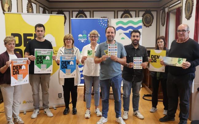 Representantes del Ayuntamiento y comerciantes