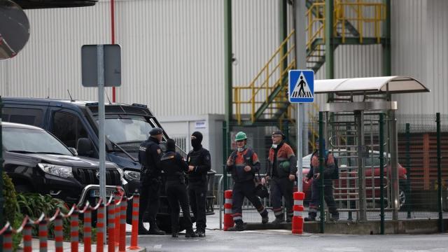 Agentes de la Policía Nacional a las afueras de la sede de Sidenor.