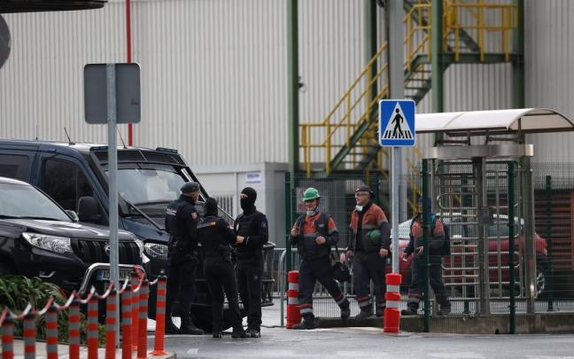 Agentes de la Policía Nacional a las afueras de la sede de Sidenor.
