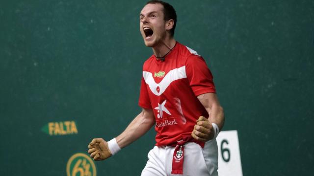 Unai Laso celebra una victoria. IBAN AGUINAGA
