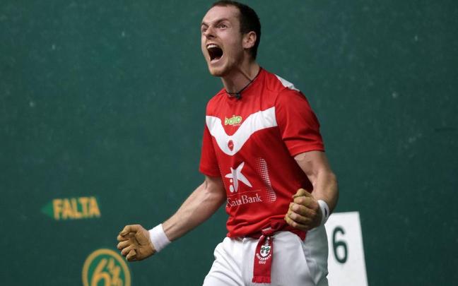 Unai Laso celebra el pase a la final del Manomanista en Iruñea. / Iban Aguinaga Unai Laso celebra el pase a la final del Manomanista en Iruñea.