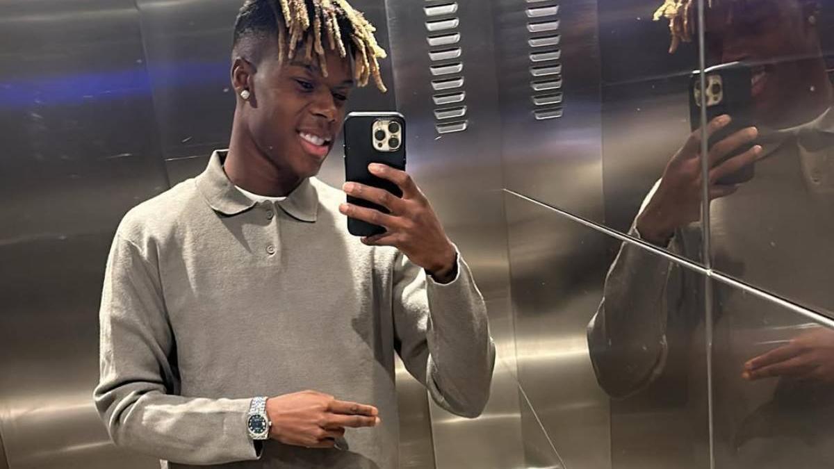 Nico Williams se hace un selfie para sus redes sociales