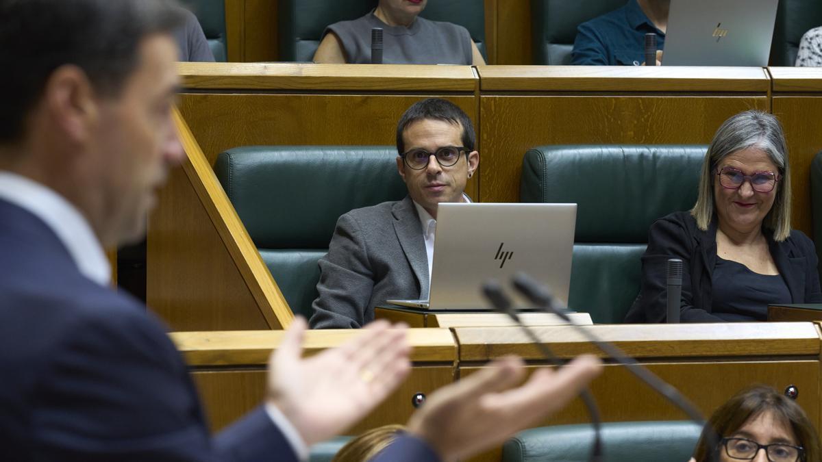 Los portavoces de EH Bildu Pello Otxandiano y Nerea Kortajarena escuchan la intervención del lehendakari Pradales