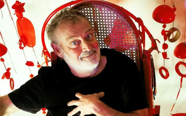 Pablo Carbonell sigue de gira en teatros y con sus bandas.