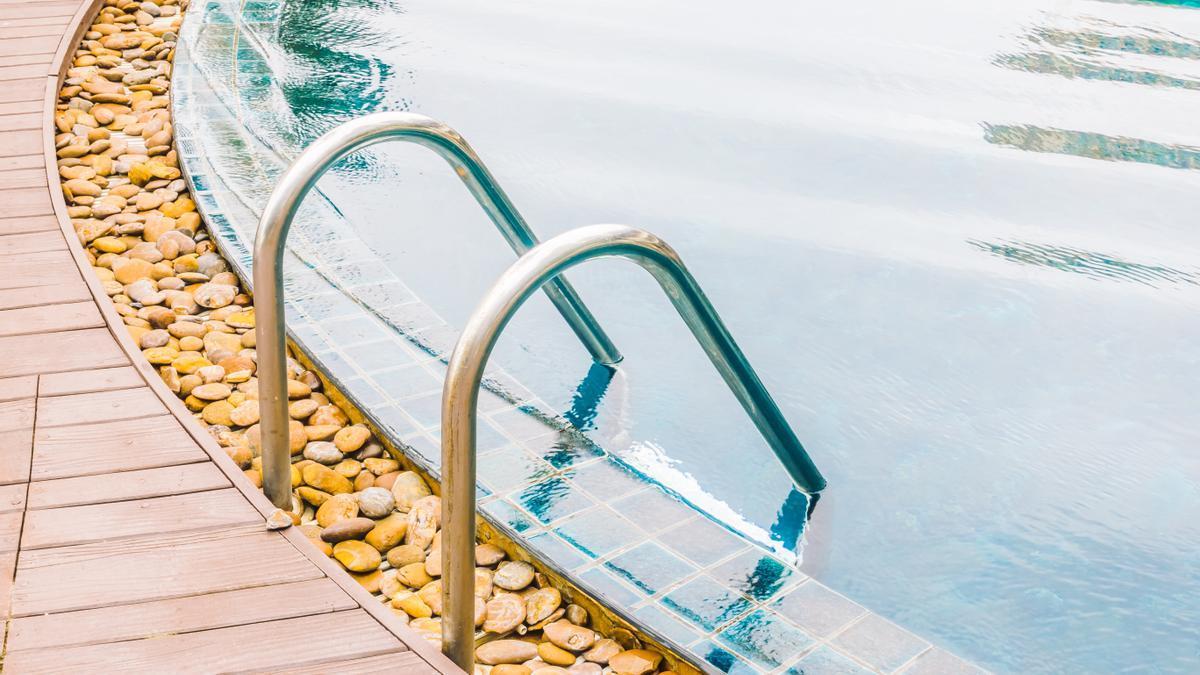 Escalera de una piscina.