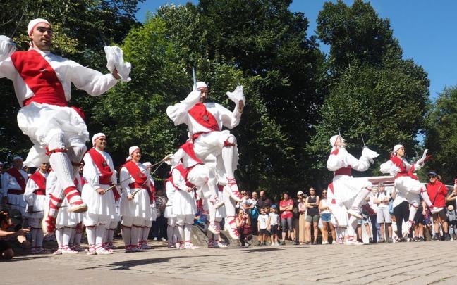 Kezka dantza taldeko dantzariak Arrateko Ezpata-dantzan.