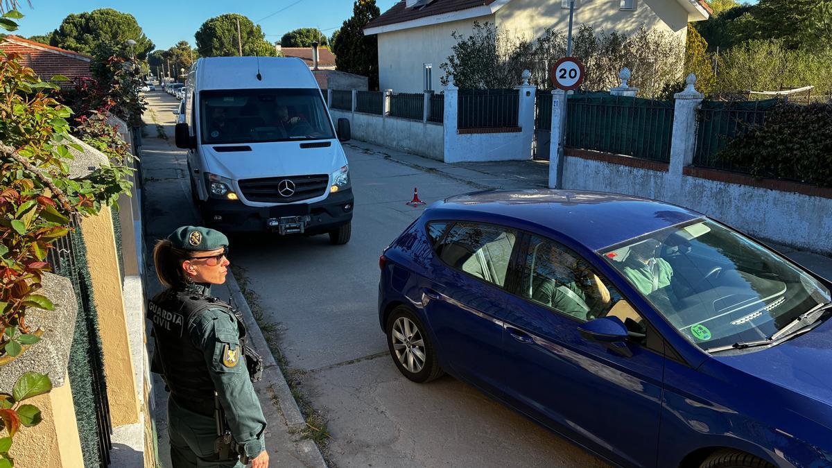 Vehículos de Policía Judicial e Inspección Ocular de la Guardia Civil a su llegada a la antigua vivienda del encasuado por la muerte de Esther López.