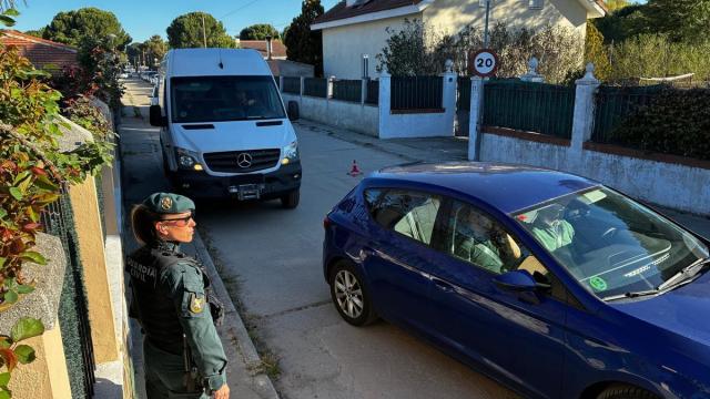 Vehículos de Policía Judicial e Inspección Ocular de la Guardia Civil a su llegada a la antigua vivienda del encasuado por la muerte de Esther López.