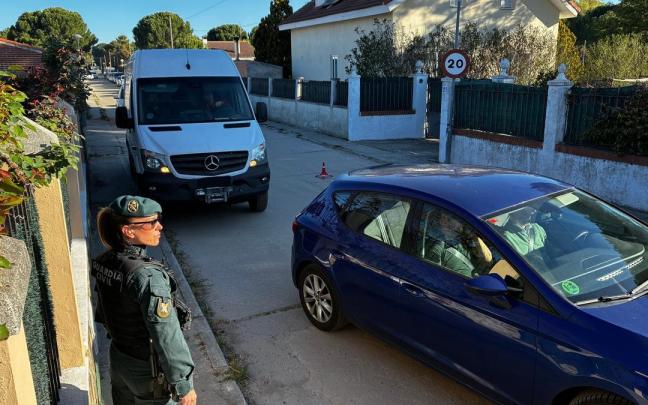 Vehículos de Policía Judicial e Inspección Ocular de la Guardia Civil a su llegada a la antigua vivienda del encasuado por la muerte de Esther López.