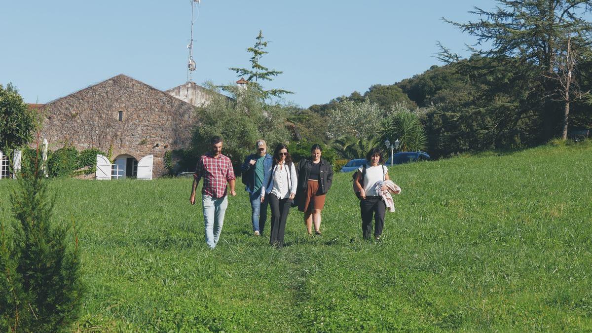 Migel Gutierrez, Maitx, a la izquierda, junto a músicos zumaiarras que han participado en el proyecto.