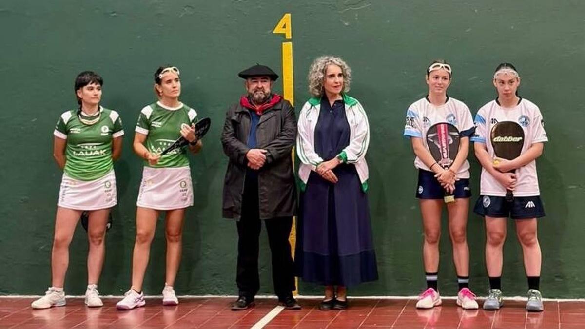 La vicelehendakari y consejera de Cultura y Política Lingüística del Gobierno Vasco, Ibone Bengoetxea, en un partido de pelota en la Semana Nacional Vasco en Argentina
