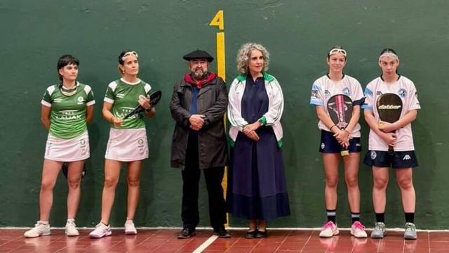 La vicelehendakari y consejera de Cultura y Política Lingüística del Gobierno Vasco, Ibone Bengoetxea, en un partido de pelota en la Semana Nacional Vasco en Argentina