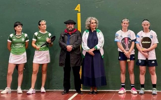 La vicelehendakari y consejera de Cultura y Política Lingüística del Gobierno Vasco, Ibone Bengoetxea, en un partido de pelota en la Semana Nacional Vasco en Argentina