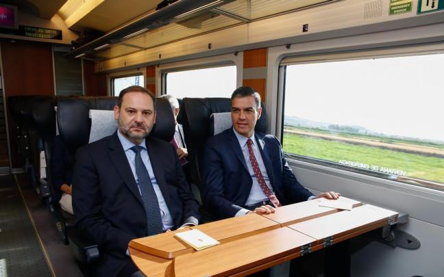 Pedro Sánchez y José Luis Ábalos en una imagen de archivo.