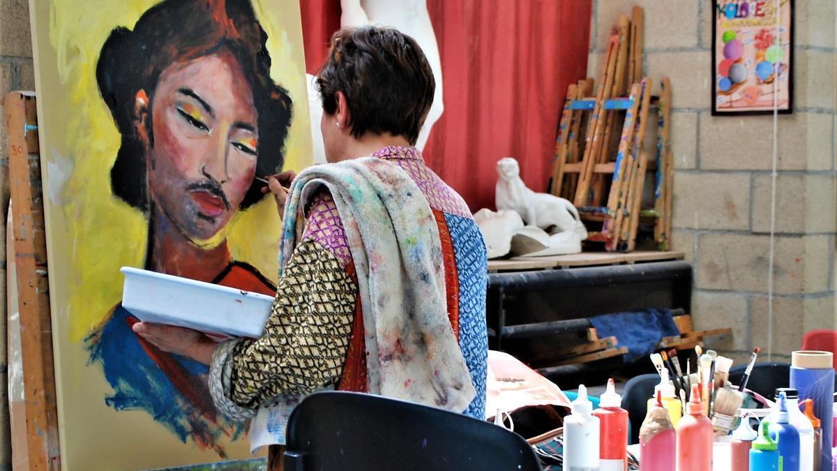 Una alumna de la escuela artística de Amurrio en el aula de pintura