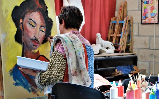 Una alumna de la escuela artística de Amurrio en el aula de pintura