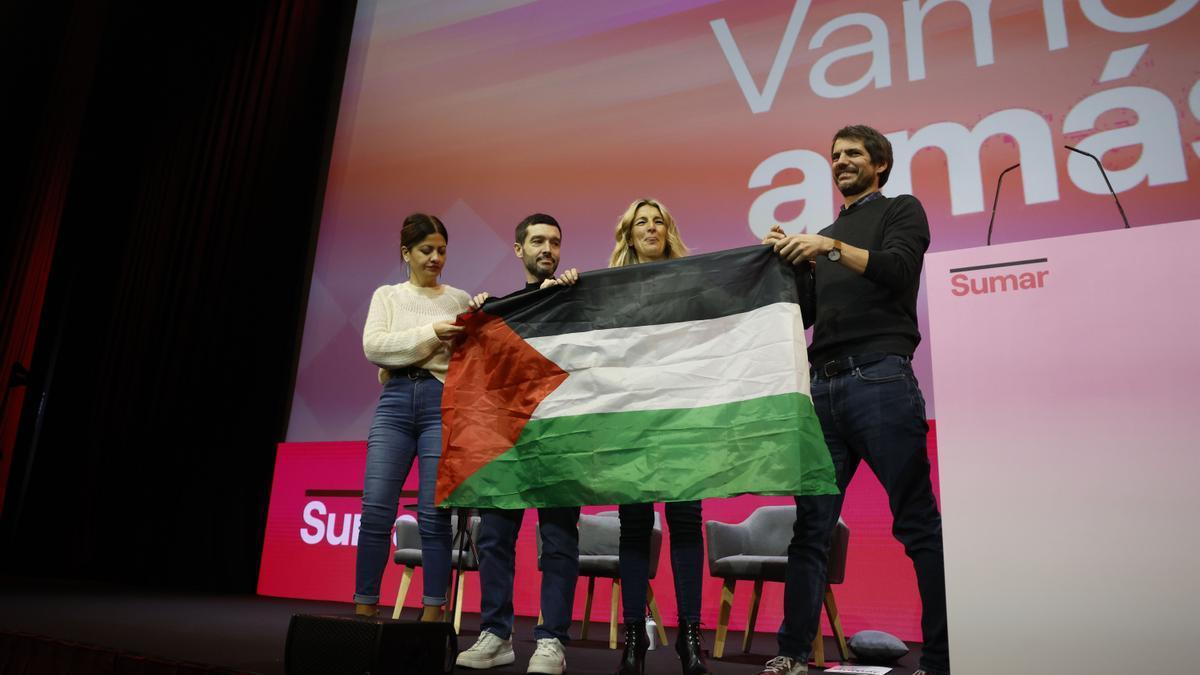 Integrantes de Sumar, con Yolanda Díaz en el centro, sujetan una bandera palestina.