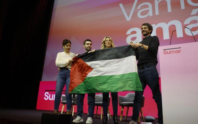 Integrantes de Sumar, con Yolanda Díaz en el centro, sujetan una bandera palestina.
