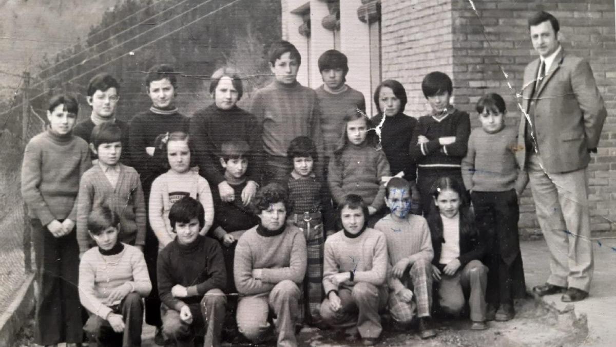 Antonio Gonzalez, con los que eran sus alumnos, en una instantánea de 1975, el año en el que se cerró la escuela de Beizama.