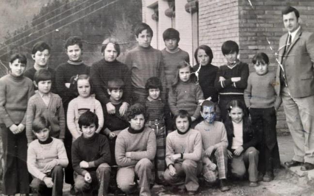 Antonio Gonzalez, con los que eran sus alumnos, en una instantánea de 1975, el año en el que se cerró la escuela de Beizama.
