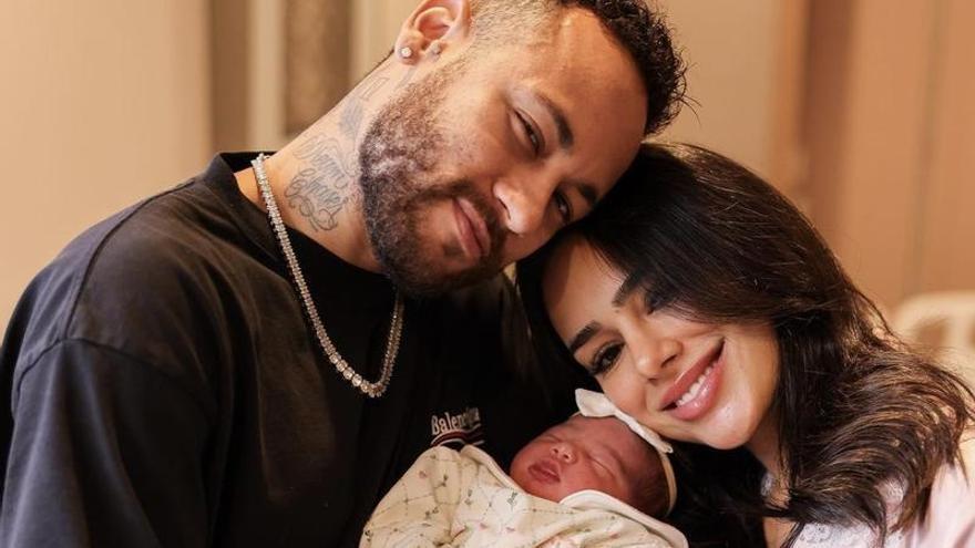 Neymar y Bruna Biancardi con su hija, Mavie.